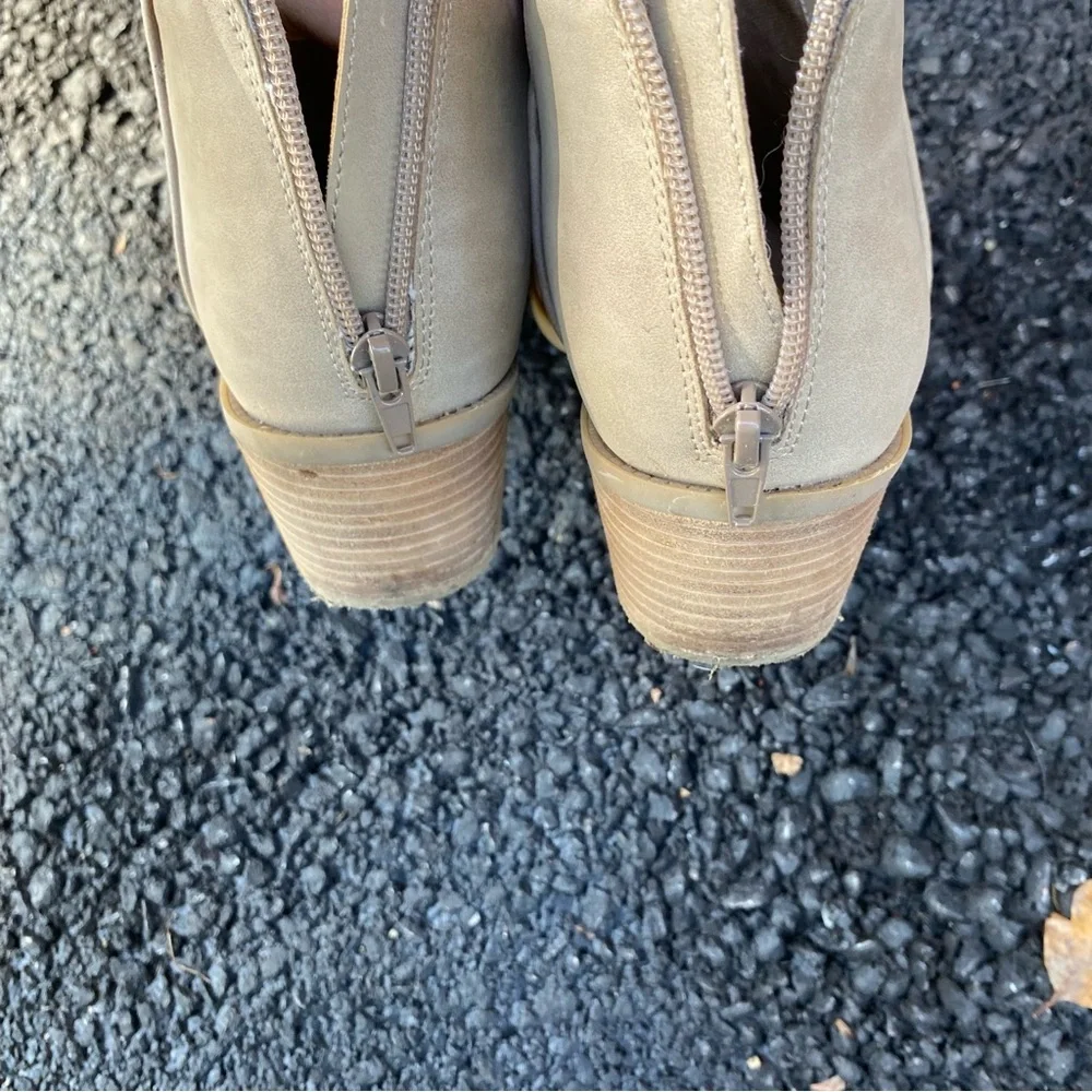 080 Cushionaire Tan Embroidered Western Ankle Booties Side Cut Out Size 8.5